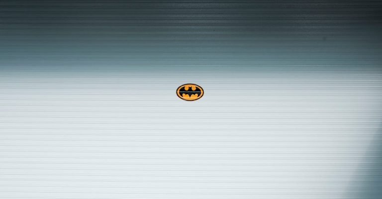découvrez la signification et l’histoire du logo aston martin, symbole d’élégance et de performance dans l’industrie automobile de luxe.