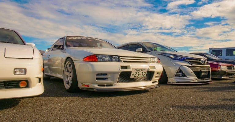 découvrez la honda crx : une sportive compacte emblématique des années 80-90, alliant design unique, performances dynamiques et fiabilité japonaise. parfaite pour les passionnés de voitures classiques et de sensations de conduite.