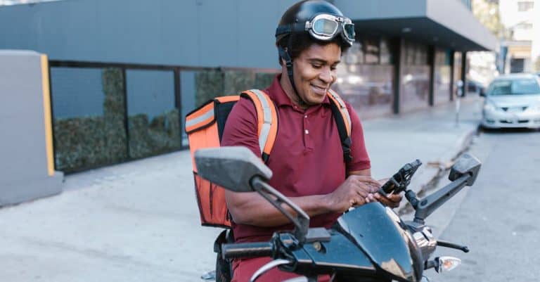 découvrez nos conseils essentiels pour améliorer votre sécurité à moto : équipement recommandé, bonnes pratiques sur la route et astuces pour prévenir les accidents.